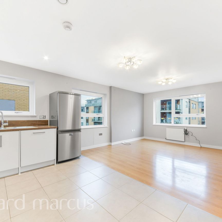 Talbot Close, Mitcham - Photo 1