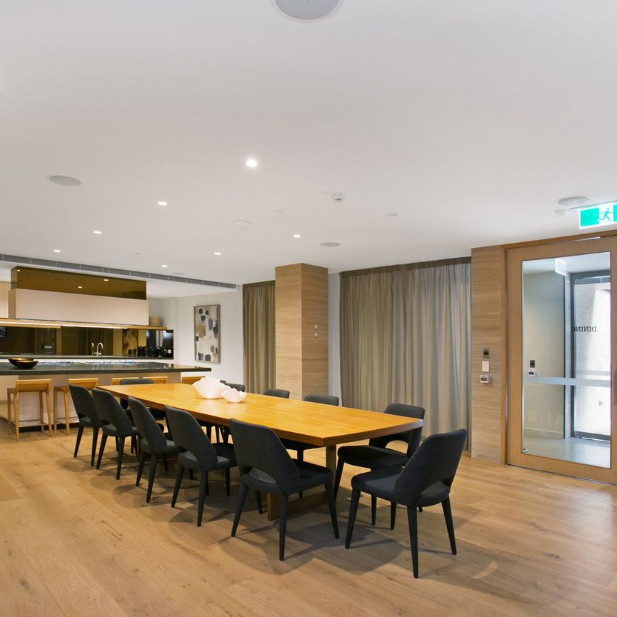 Bounce into Bond! - Photo 1