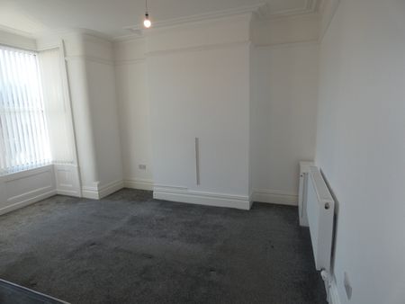 Holmfield Road Flat 2 - Photo 4