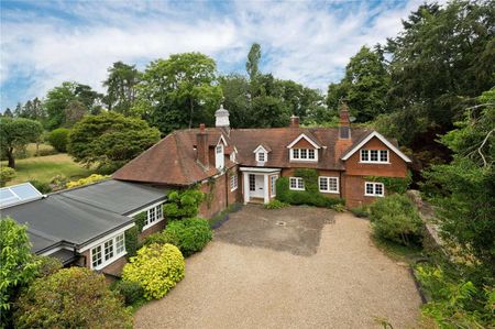 An idyllic Victorian coach house offering spacious and versatile accommodation with a large garden in the sought after Sands village. - Photo 2