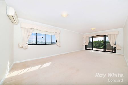 Well Presented 3 Bedroom Apartment - Photo 2