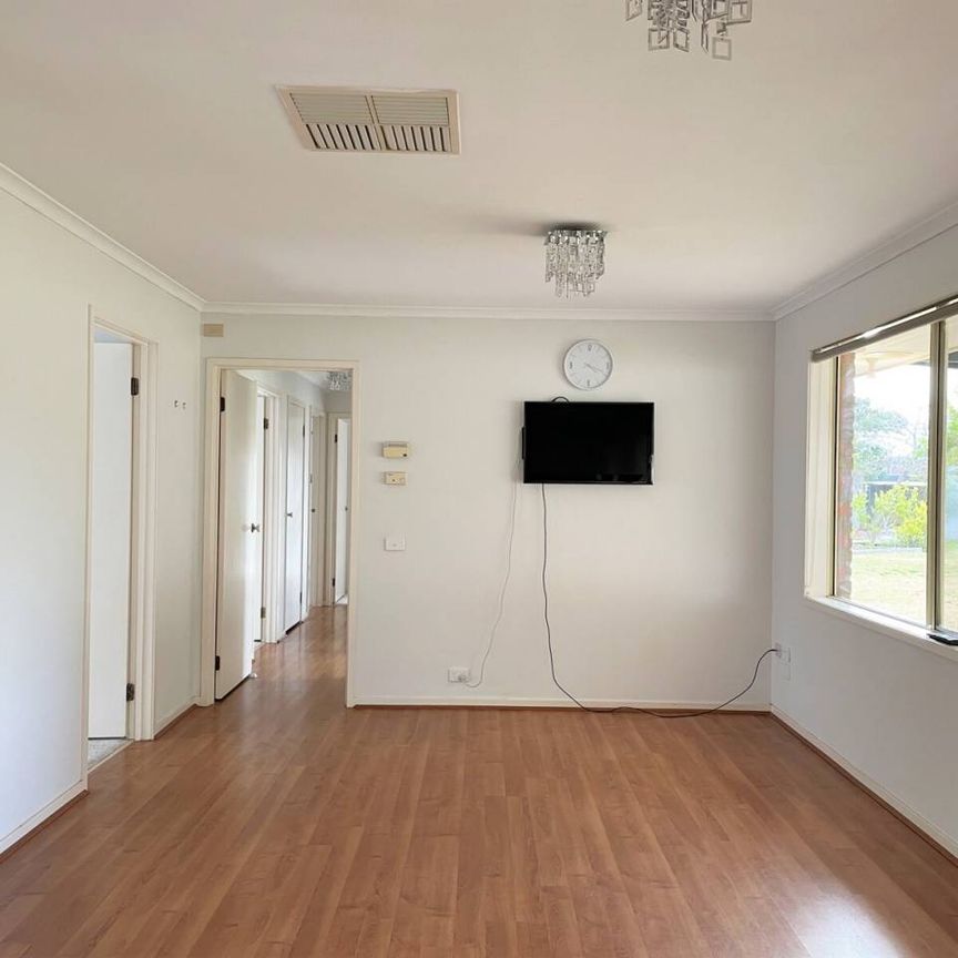 Spacious Home in a Quiet Court Location - Photo 1