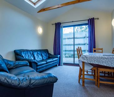 Featuring two stunning designer shower rooms - Photo 2