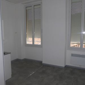 Appartement 1 pièces 18m2 MARSEILLE 6EME 447 euros - Photo 2