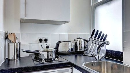 1 bedroom flat with 1 reception and 1 bathroom in London, W1J - Photo 2