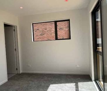 Stunning Four Bedroon Townhouse - Photo 5