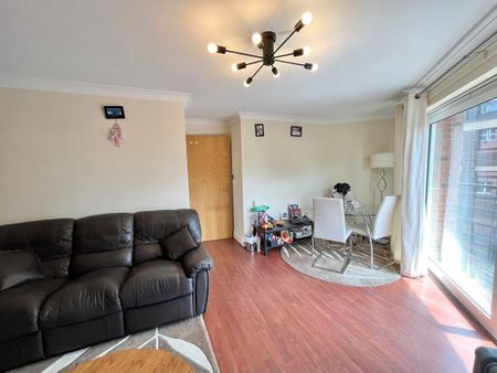 1 bedroom in a flat share to rent - Photo 3