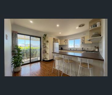 CHARMING & COMFORTABLE FAMILY HOME! - Photo 6