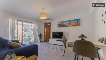 Double bed in 3-bedroom apartment for rent in Aiora with bills included - Photo 3