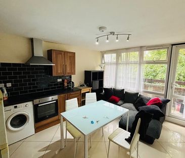 Room in a Shared Flat, Couples Allowed, SW8 - Photo 5