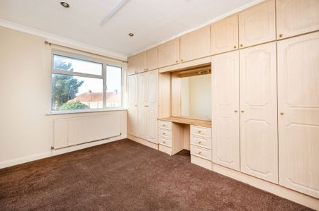 Chessington Parade, Chessington, KT9 - Photo 2