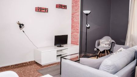 Chic room for rent in 3-bedroom apartment in La Dreta de l'Eixample - Photo 2