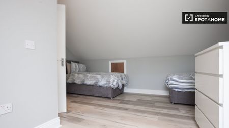 Cosy room in 9-bedroom house in Stoneybatter, Dublin - Photo 4