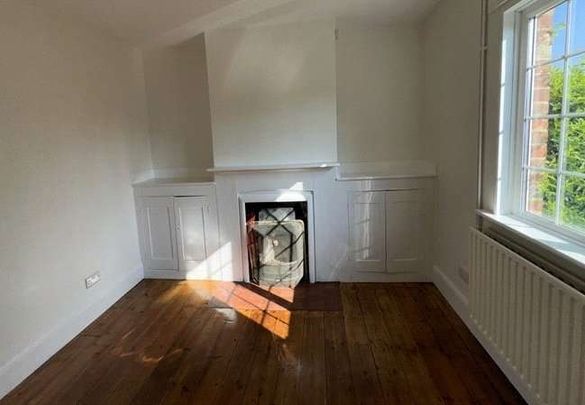 A charming Victorian cottage with garden and parking. - Photo 1