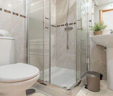 Room in a shared 11-bedroom apartment for rent in Sol - Photo 6