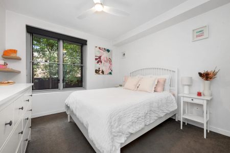 Modern Apartment with Leafy Courtyard Living - Photo 2