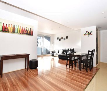 Gorgeous Unfurnished Two Bedroom Apartment in the Heart of Melbourne! - Photo 4