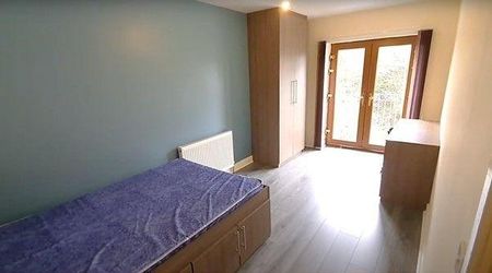 5 bedroom flat to rent - Photo 4