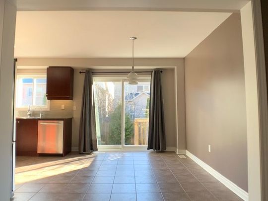 For Lease - 137 Four Seasons Crescent, Newmarket, Ontario - Photo 1