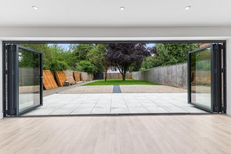 5 bedroom detached house to rent - Photo 2