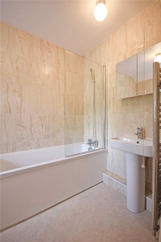 A well presented 2 bedroom apartment in Chesterton conveniently located for the City Centre and Science Park. Driveway parking. Unfurnished. - Photo 4