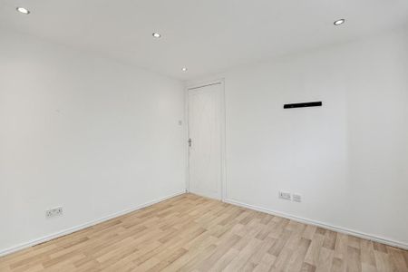 2 bedroom ground floor flat to rent - Photo 3
