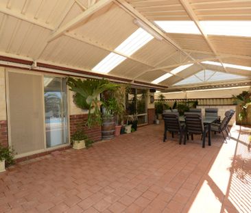 Family home with swimming pool - Photo 2