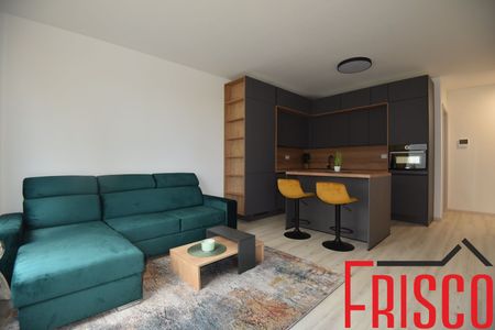 Prenajmeme 2,5 izbový byt s terasou a garážovým státim v Trnave – Fotografia 3