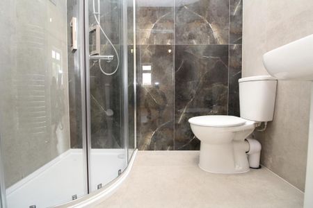 5 bedroom semi-detached house to rent - Photo 2