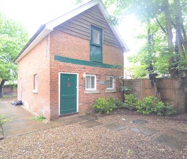 2 bedroom coach house to rent - Photo 1