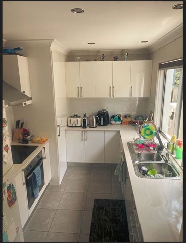 Modern Furnished Room with Private Bathroom, Move in Ready, Ideal for Student - Photo 4