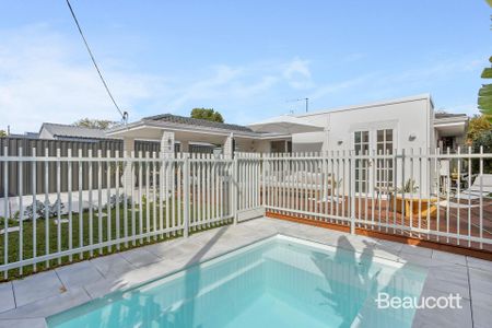 YOUR DREAM OASIS ON THE INGLEWOOD BORDER AWAITS! - Photo 3