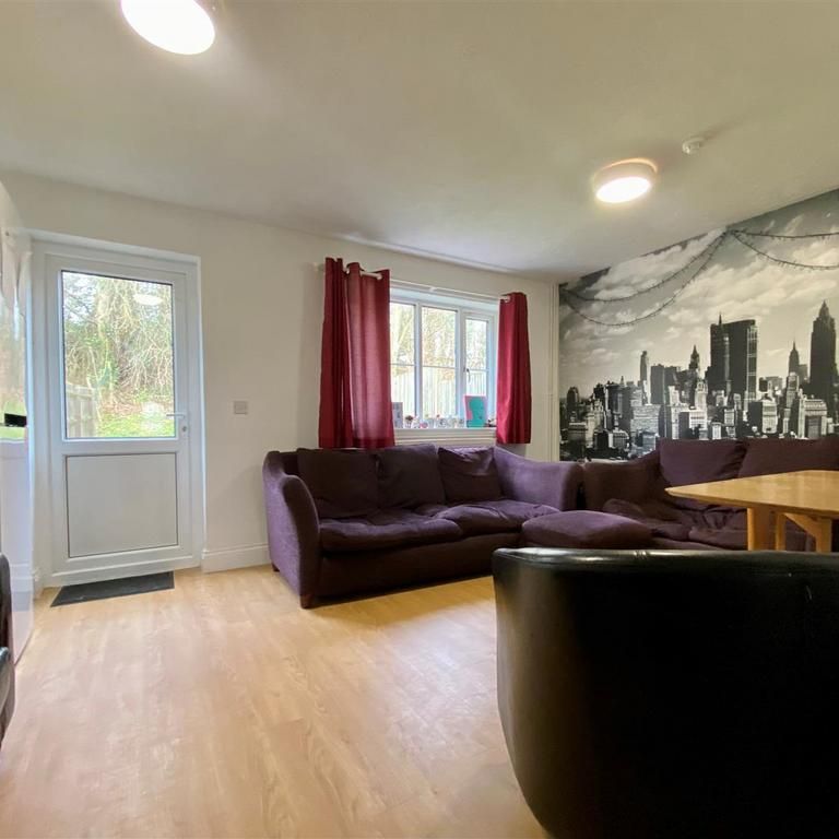 6 bedroom house to rent - Photo 1