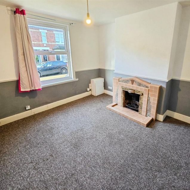 3 Bedroom House to Rent in Oswald Road, Rushden, Northants, NN10 - Photo 1