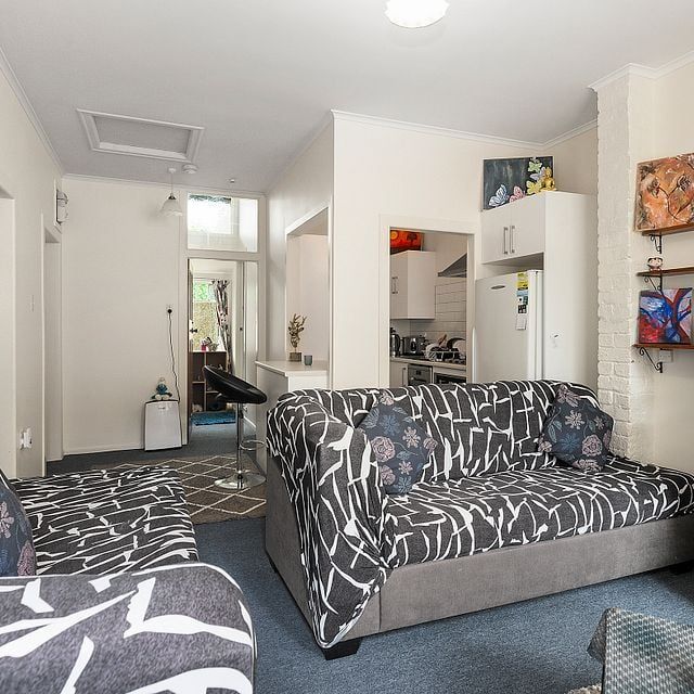 Cosy renovated flat, 5 min walk to shops & beach - Photo 1