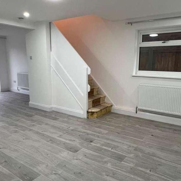 Shepherds Close, Romford, RM6 - Photo 1