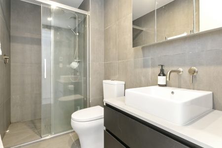 Modern Luxury - Unbeatable Location - Photo 2