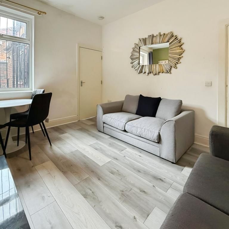 4 bedroom terraced house to rent - Photo 1