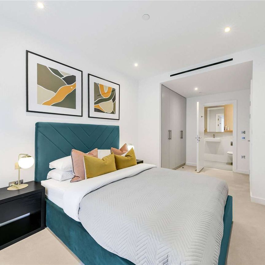 Modern two bedroom two bathroom apartment with direct access to a private balcony - Photo 1
