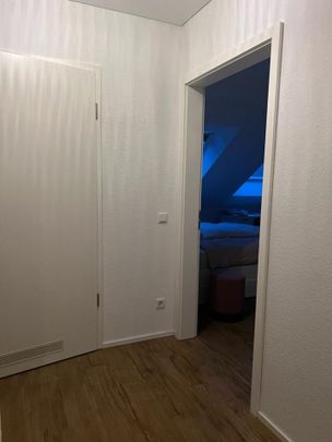 Sehr schöne Dachgeschosswohnung mit kleinem Balkon und Aufzug - Foto 1