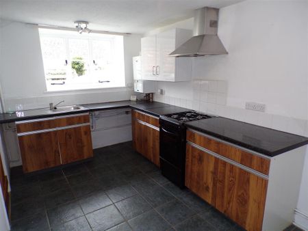 2 bedroom semi-detached house to rent - Photo 4