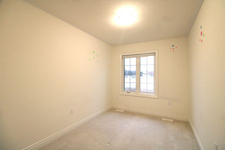 For Lease - 3 Terrain Court, East Gwillimbury, Ontario - Photo 4