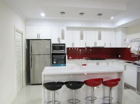 Stunning 5-Bedroom Family Home!! - Photo 5