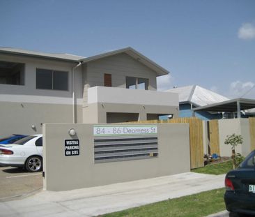 Modern Double-Storey Townhouse in Prime Location - Photo 3