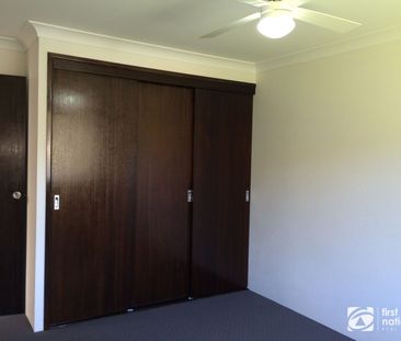 Renovated split-level townhouse close to CBD - Photo 3