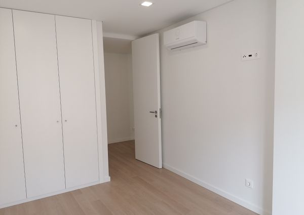 Fantástico Apartamento T2 para Arrendamento na Amadora