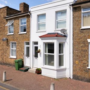 Alma Street, Sheerness ME12, London - Photo 2