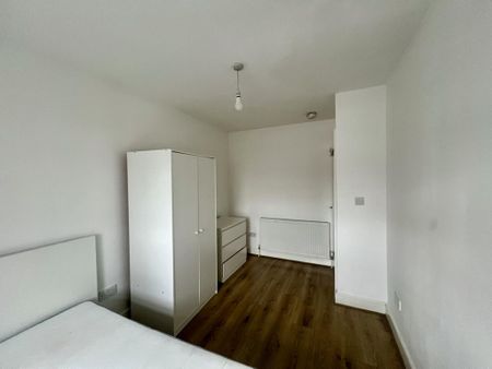 3 bedroom flat to rent - Photo 4