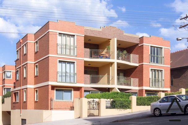 2 Bedroom Beachside Bliss with Parking! - Photo 1