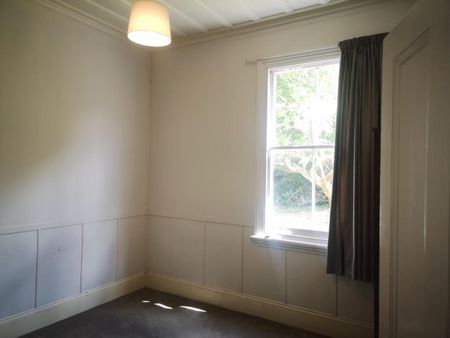 Lovely Character 2 bedroom flat available now - Photo 4